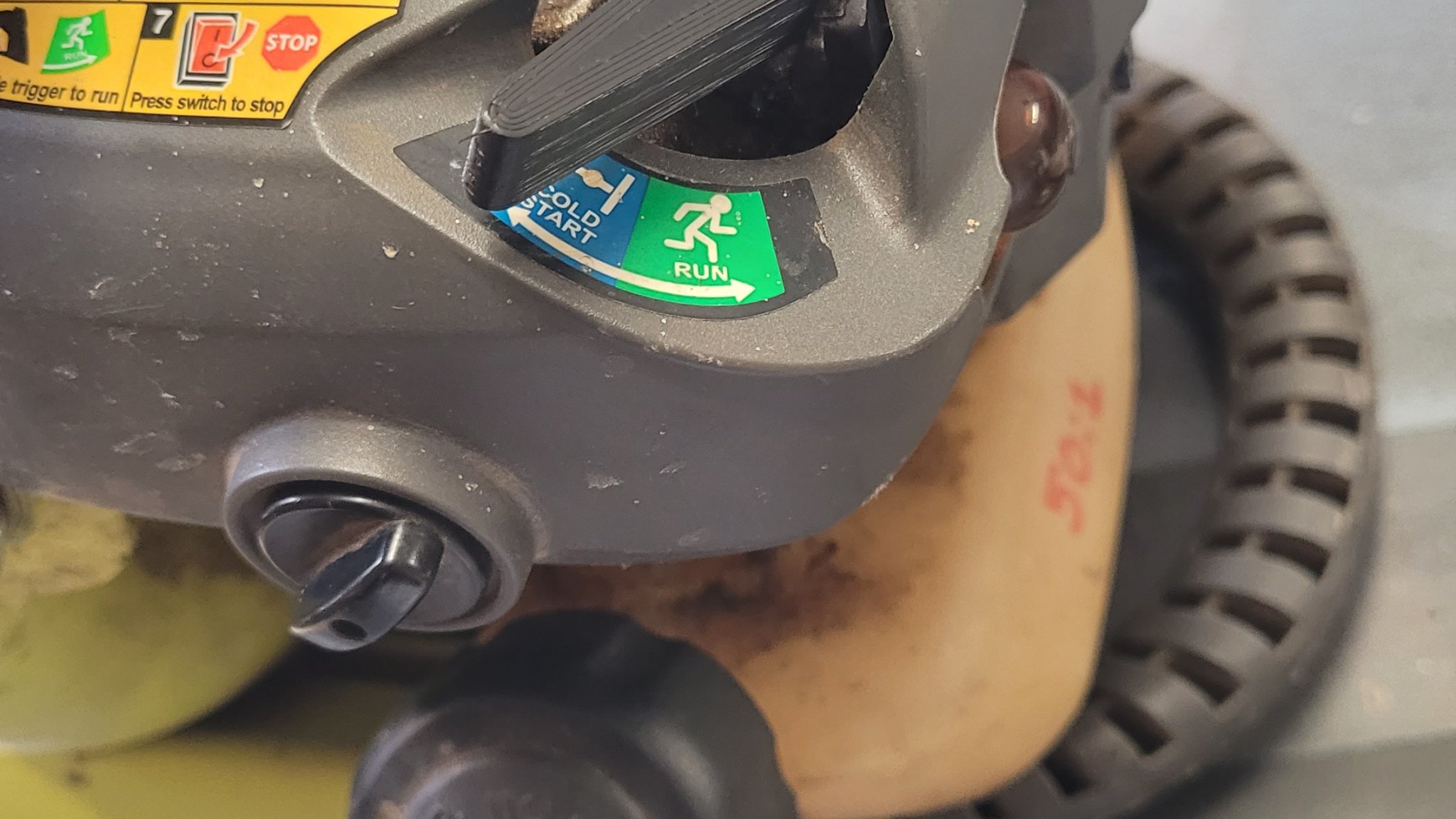 Cần điều chỉnh cần gạt chế độ choke cho máy thổi lá Ryobi