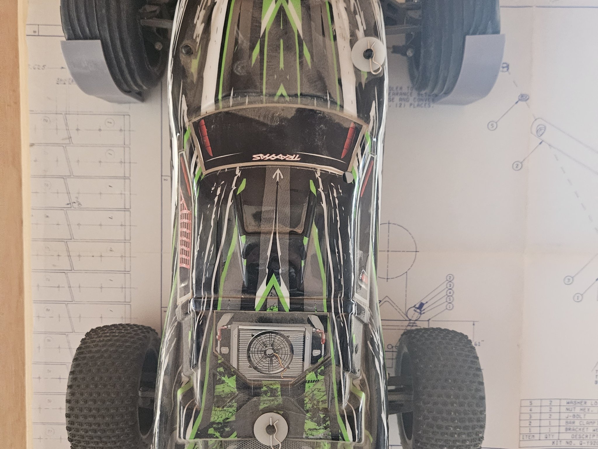 Giá đỡ ô tô điều khiển từ xa treo tường