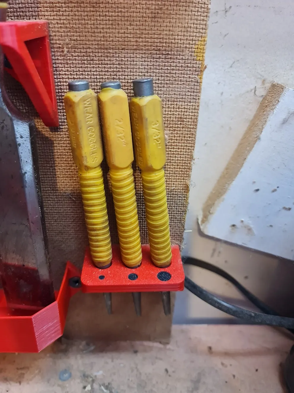 Giá đỡ đục lỗ treo tường có nhãn kích thước