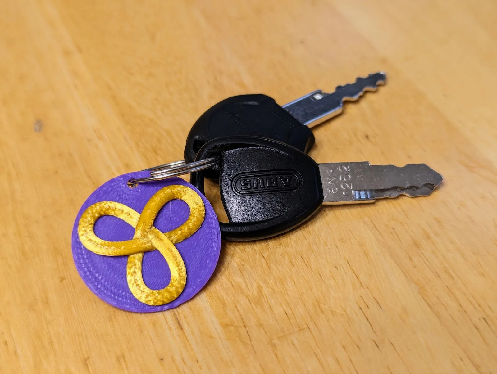 Móc khóa Triquetra (Trinity Knot) hai tông màu đơn giản