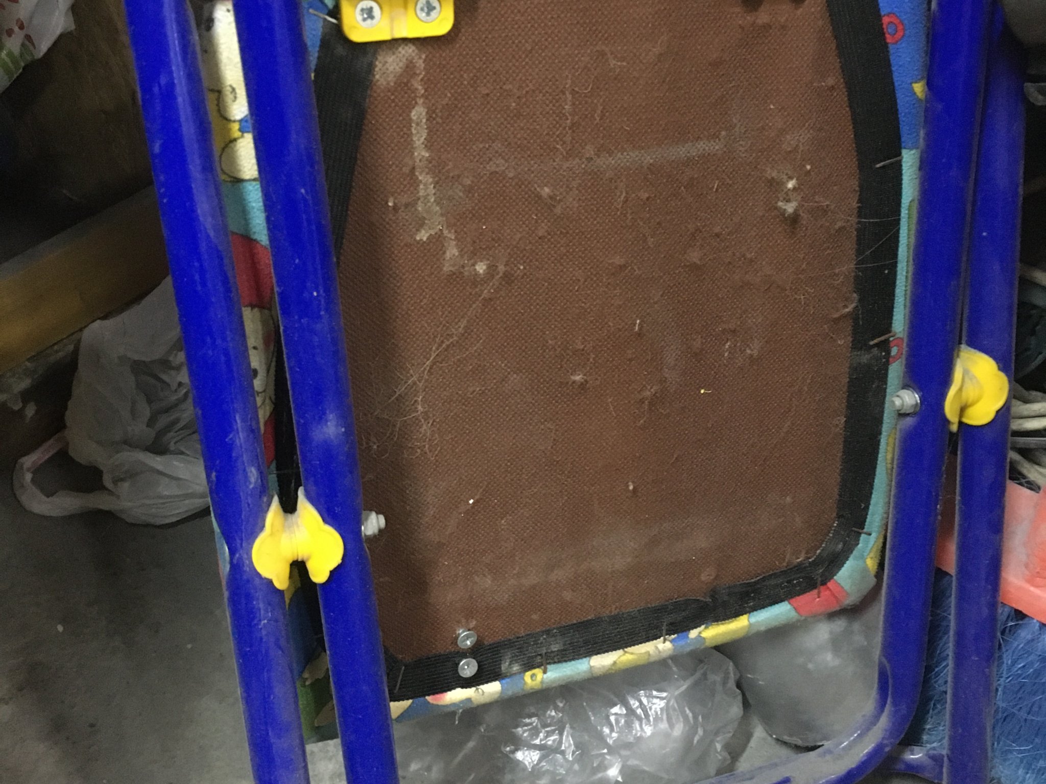 Ghế xếp trẻ em với các khớp nối chắc chắn