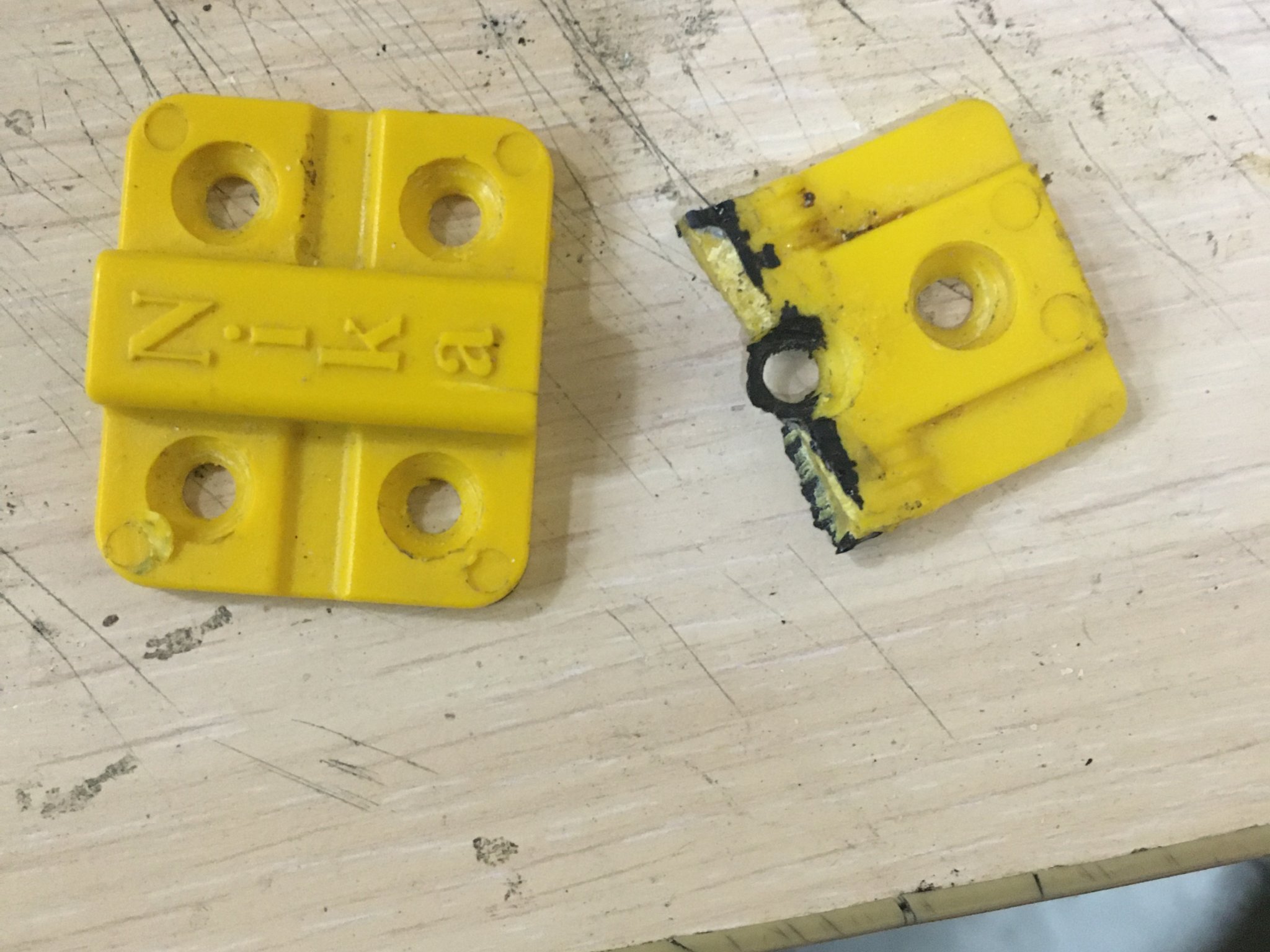 Ghế xếp trẻ em với các khớp nối chắc chắn