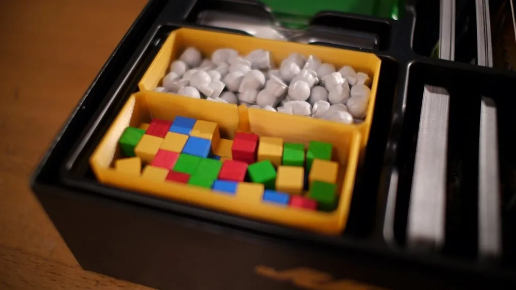 Hộp lưu trữ token cho trò chơi Galaxy Trucker kỷ niệm