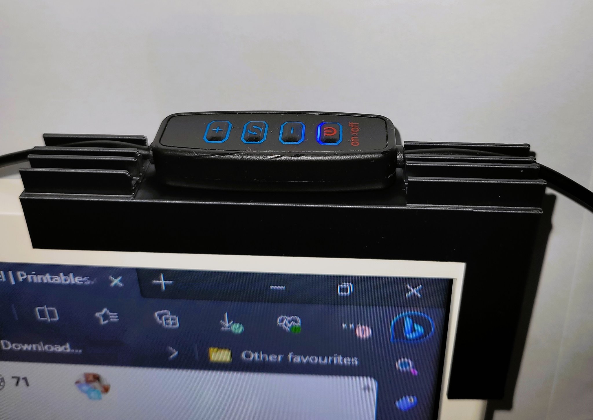 Giá đỡ cáp USB cho đèn ring light và webcam trên màn hình PC