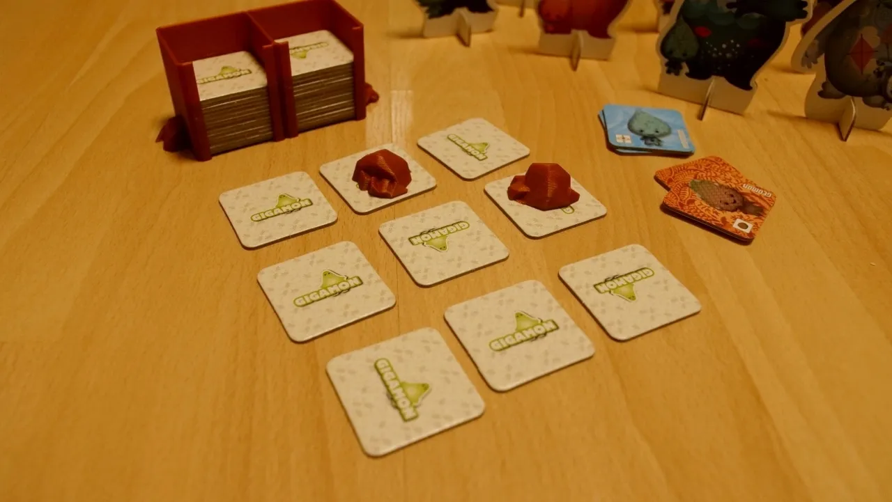 Giá đỡ thẻ Gigamons và 3 viên đá trong trò chơi bàn