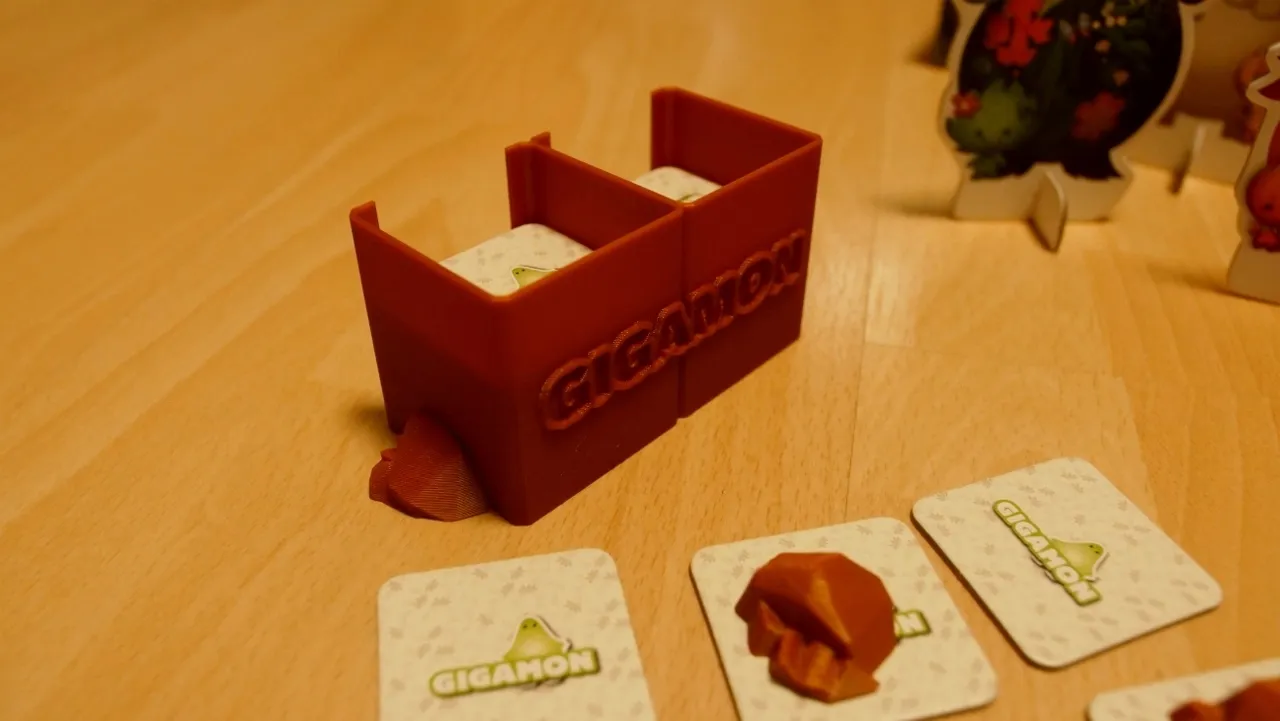 Giá đỡ thẻ Gigamons và 3 viên đá trong trò chơi bàn