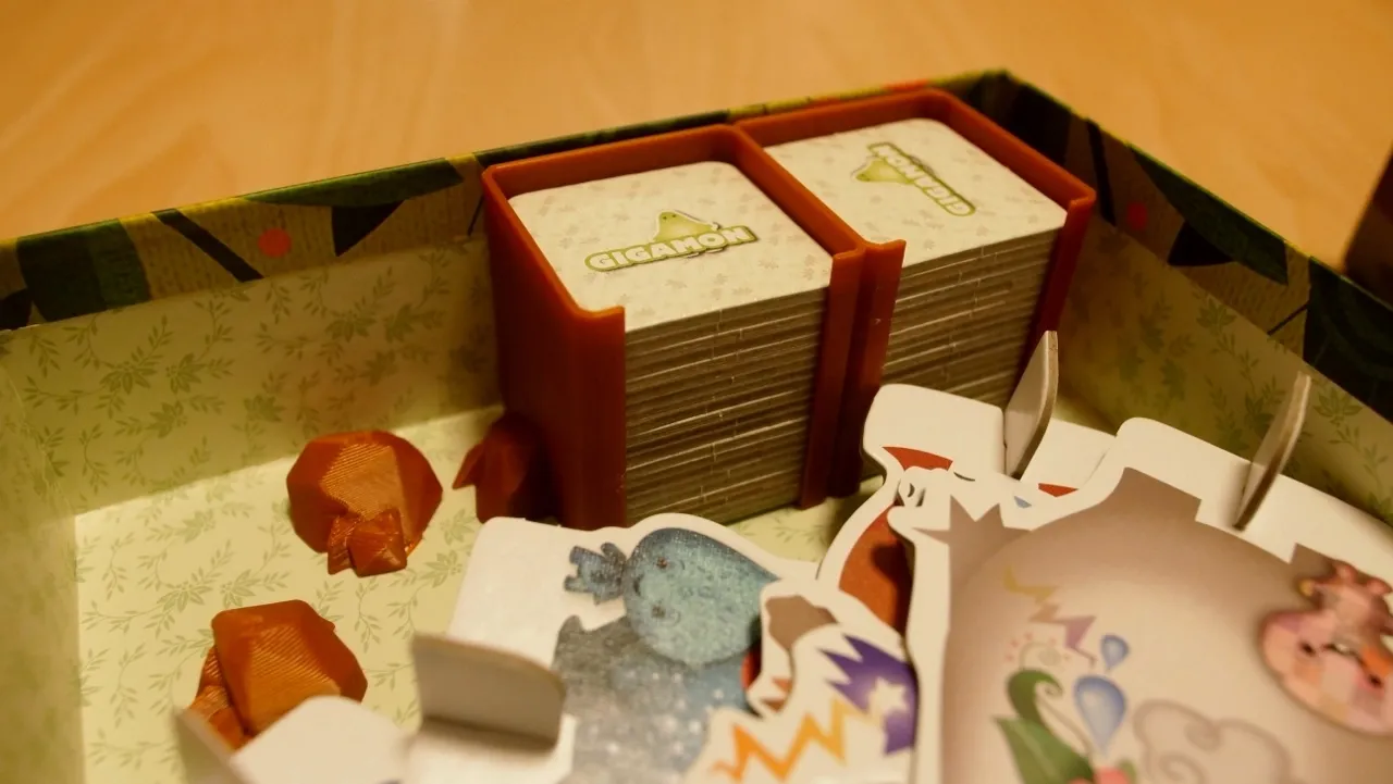 Giá đỡ thẻ Gigamons và 3 viên đá trong trò chơi bàn