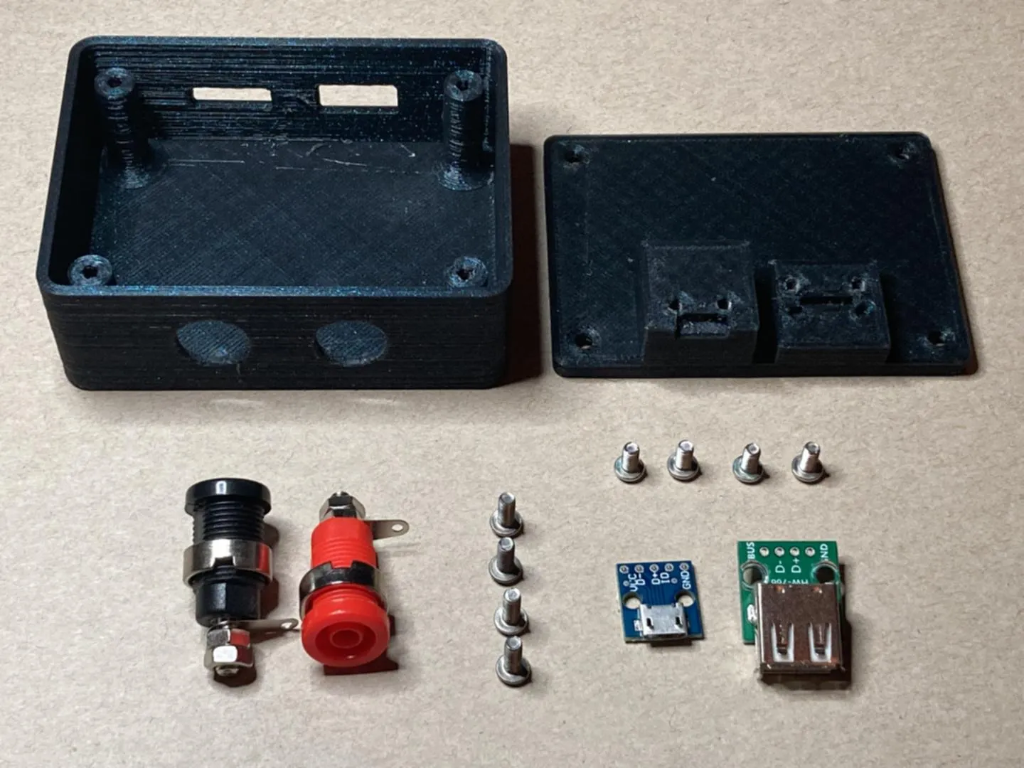 Hộp kết nối 4mm với cổng USB-A và USB-A mini