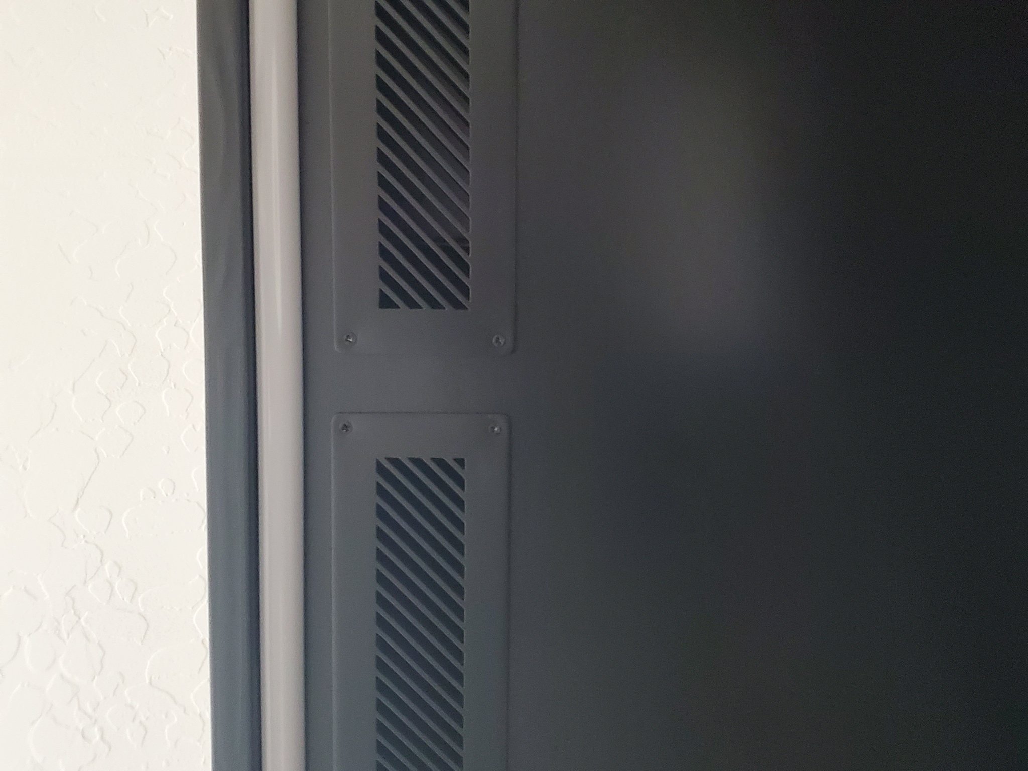 Lưới thông gió đơn giản cho tủ giải trí âm tường