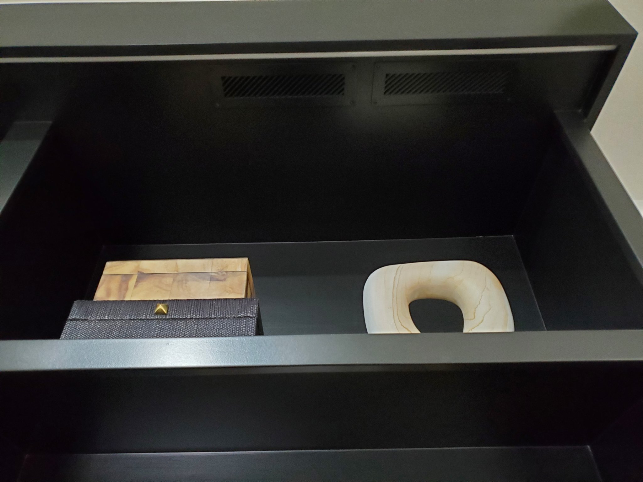 Lưới thông gió đơn giản cho tủ giải trí âm tường