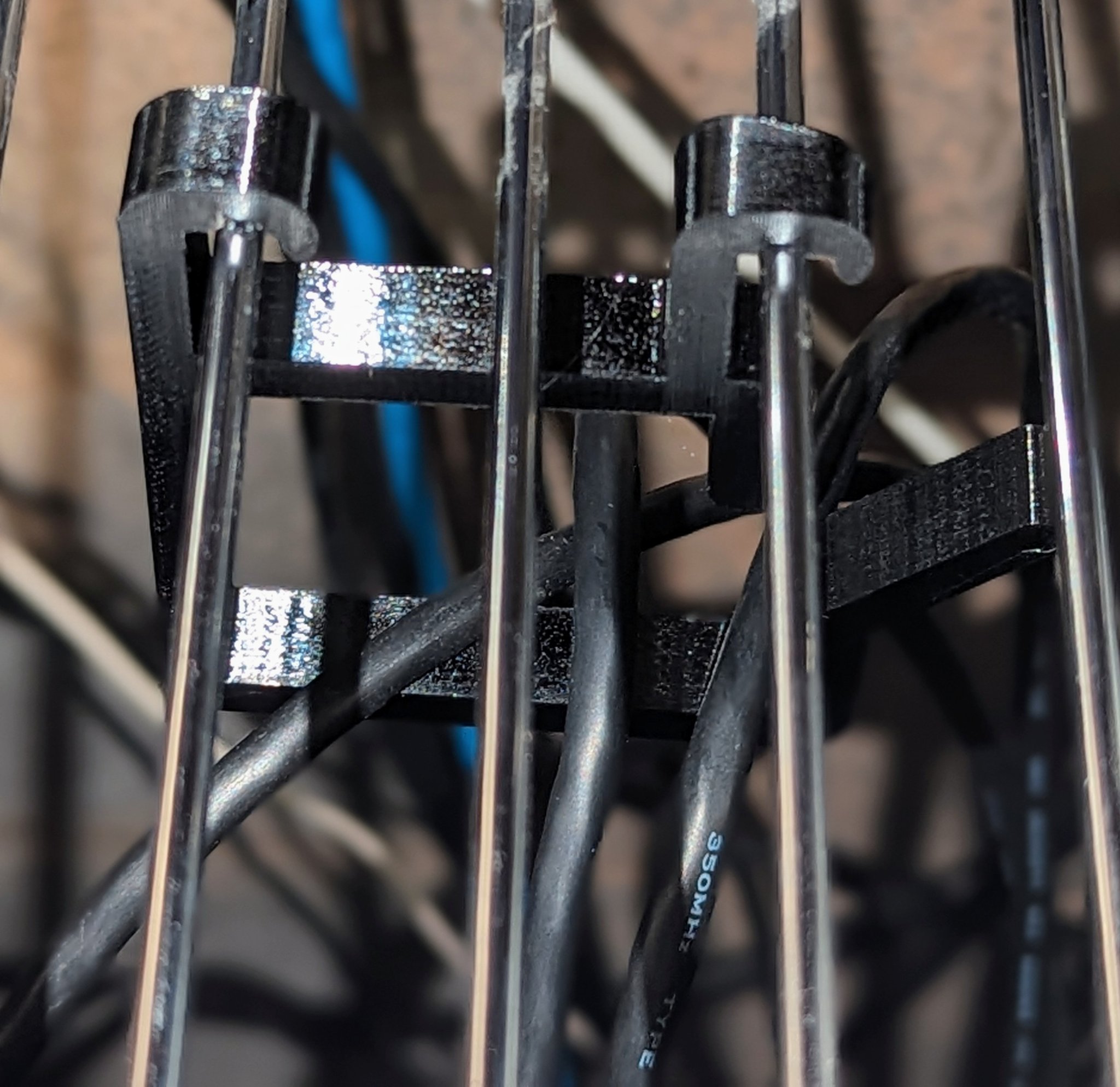 Giá đỡ cáp D-ring treo cho kệ wireframe