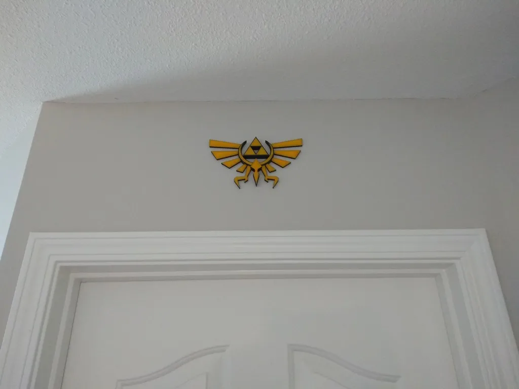 Crest Hylian treo tường trong Legend of Zelda