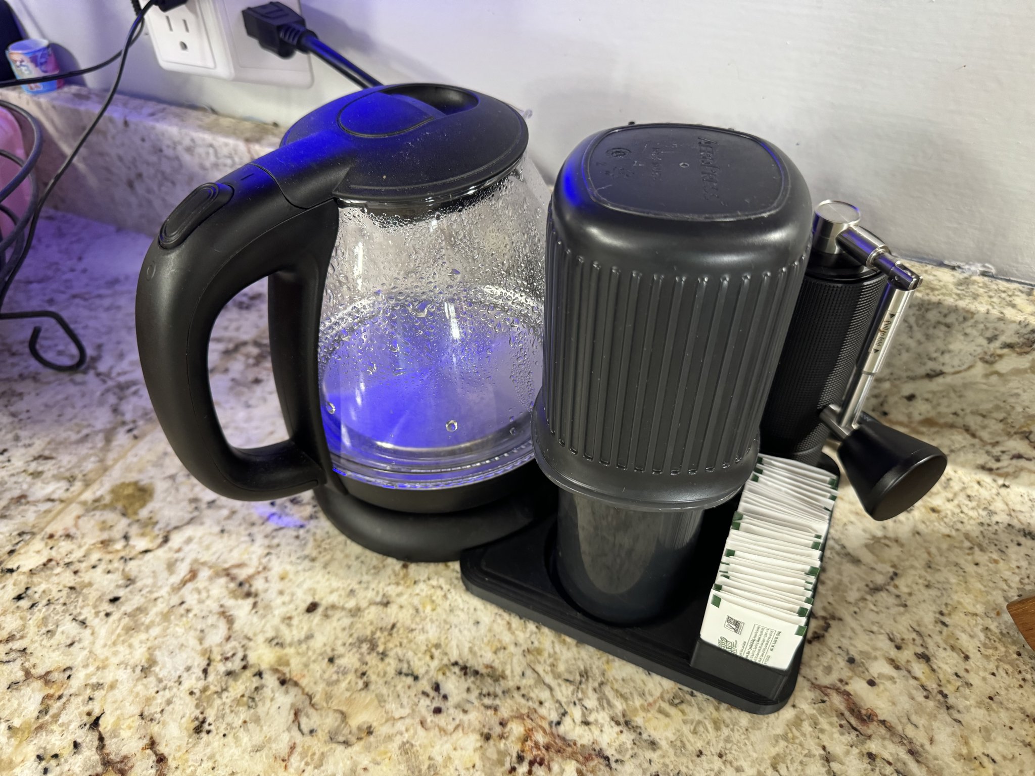 Trạm pha cà phê AeroPress và máy xay tay đơn giản