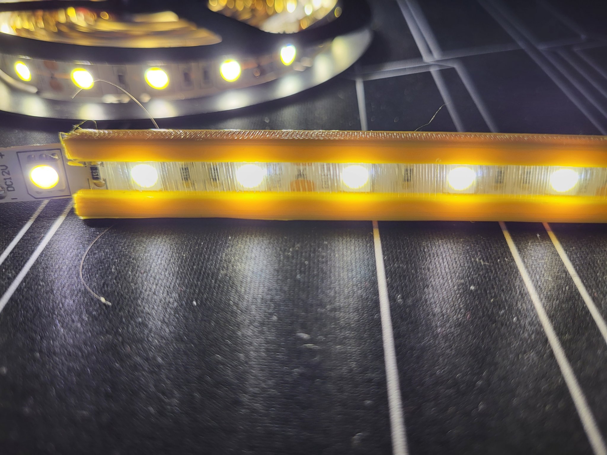 Giá đỡ cho đèn LED với vỏ bảo vệ trong suốt