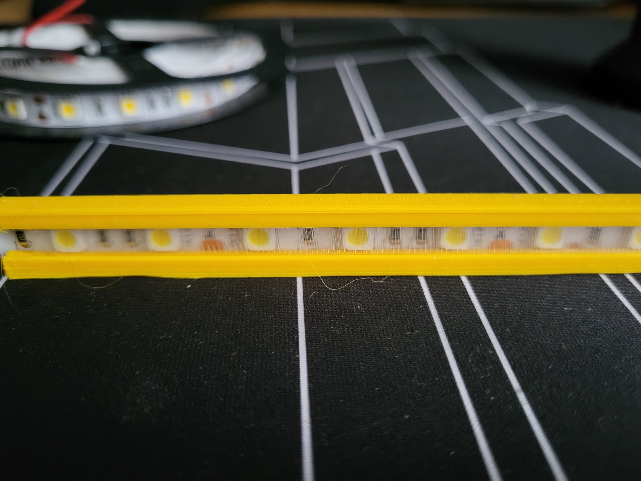 Giá đỡ cho đèn LED với vỏ bảo vệ trong suốt