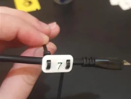 Nhãn thẻ cáp có lỗ cho dây cáp