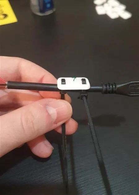 Nhãn thẻ cáp có lỗ cho dây cáp