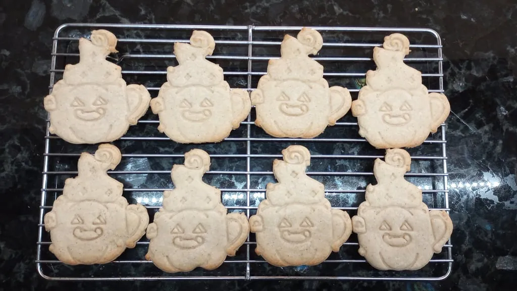 Cutter bánh quy cốc bí ngô cho dịp Halloween