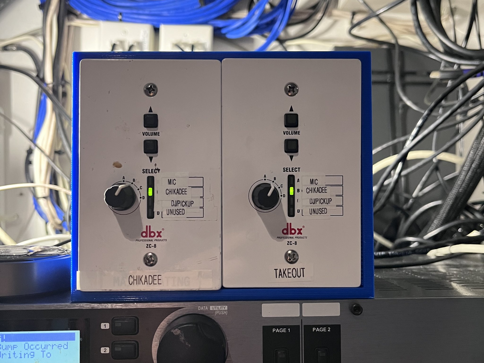 Hộp gắn bề mặt 2-Gang cho điều khiển từ xa DBX ZC8