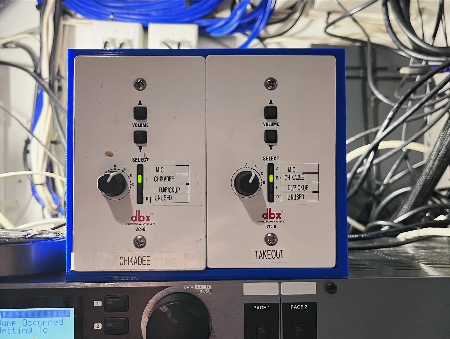 Hộp gắn bề mặt 2-Gang cho điều khiển từ xa DBX ZC8