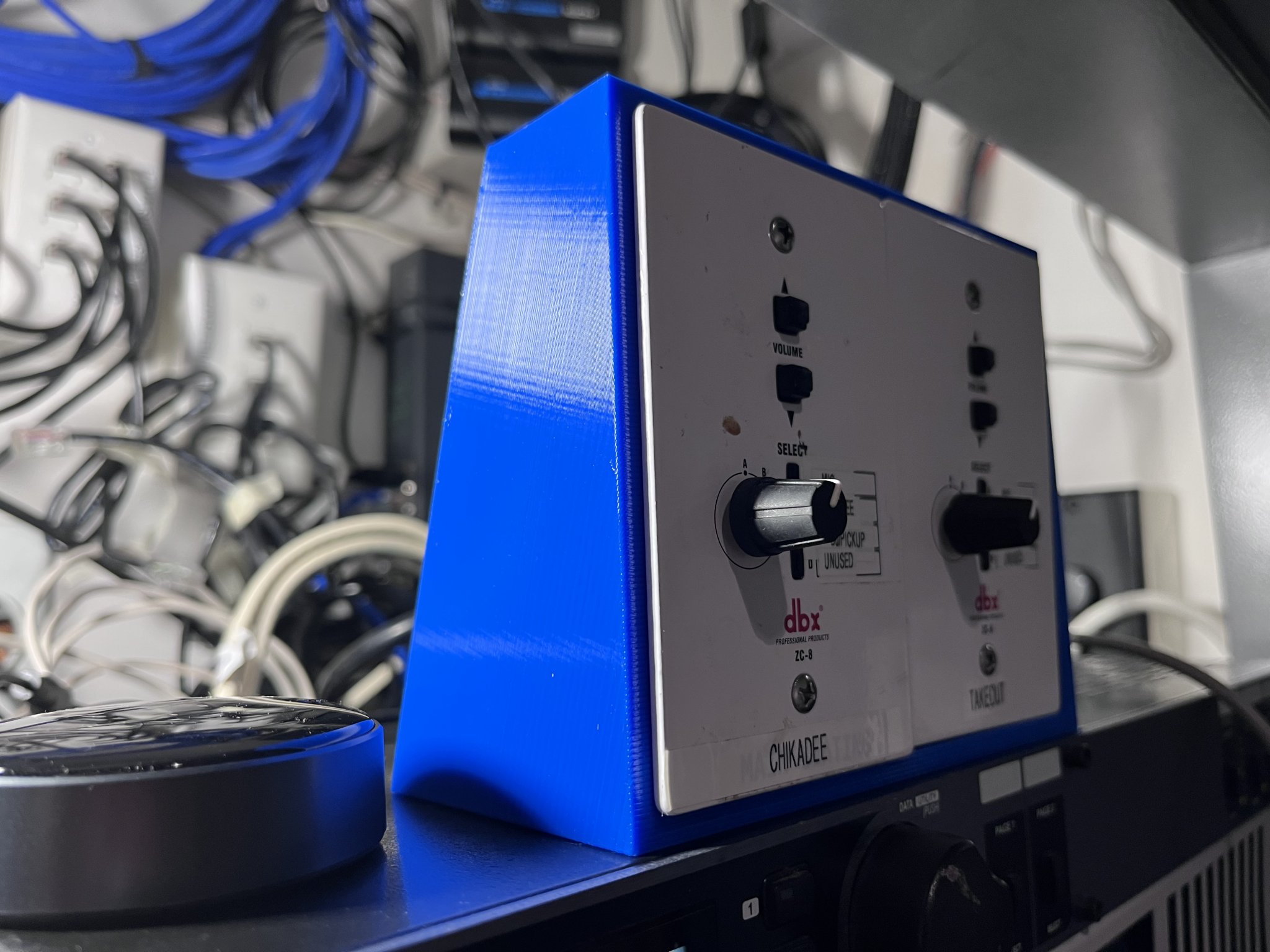 Hộp gắn bề mặt 2-Gang cho điều khiển từ xa DBX ZC8