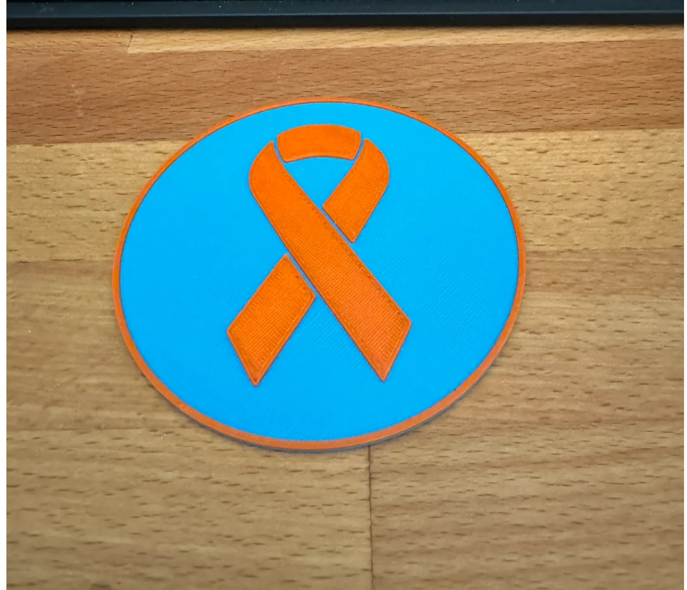 Giá đỡ ly với dải ruy băng hỗ trợ bệnh MS