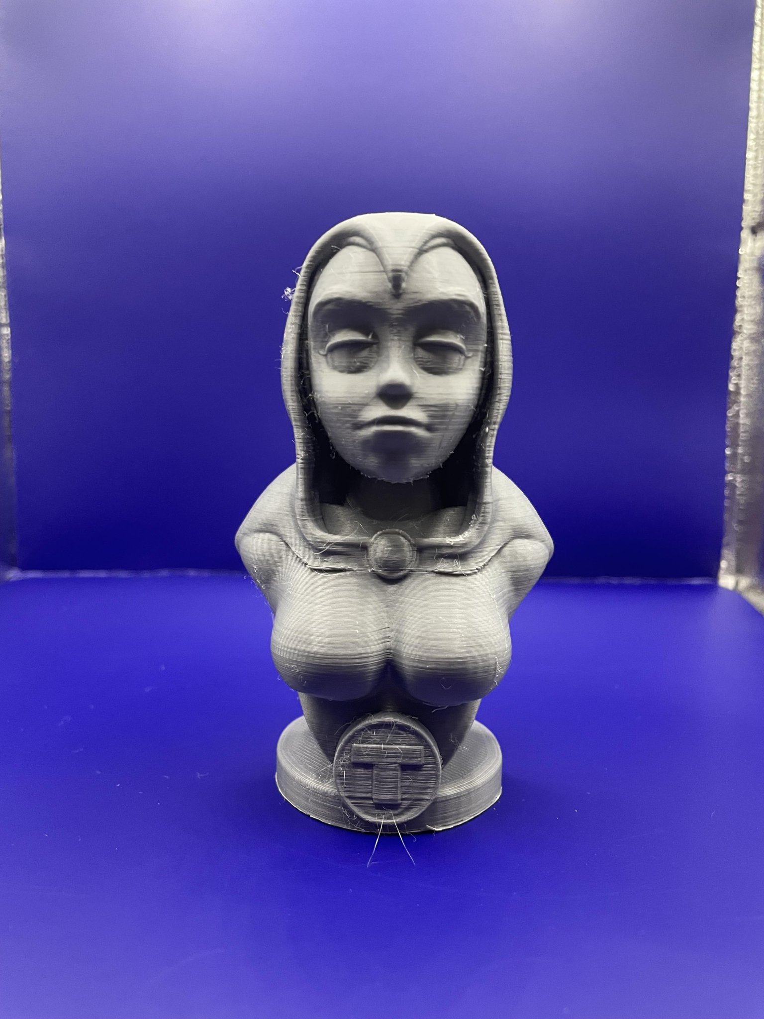 Tượng bán thân Raven trong Teen Titans