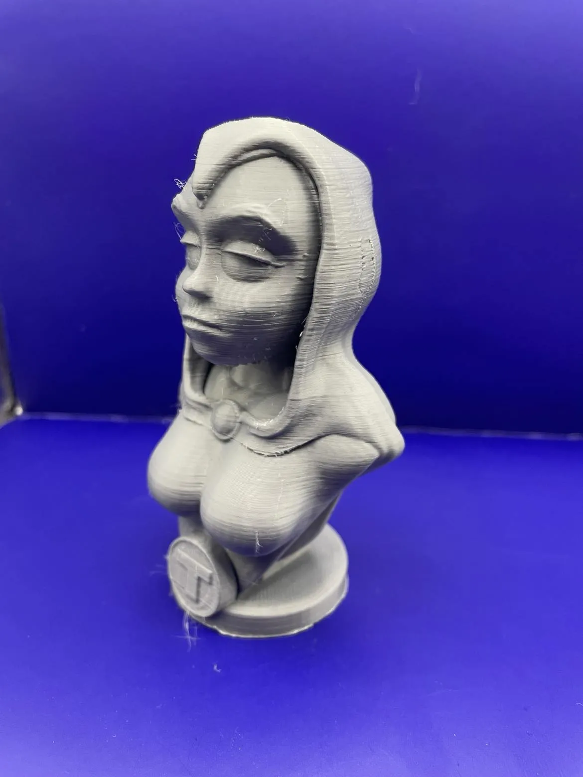 Tượng bán thân Raven trong Teen Titans