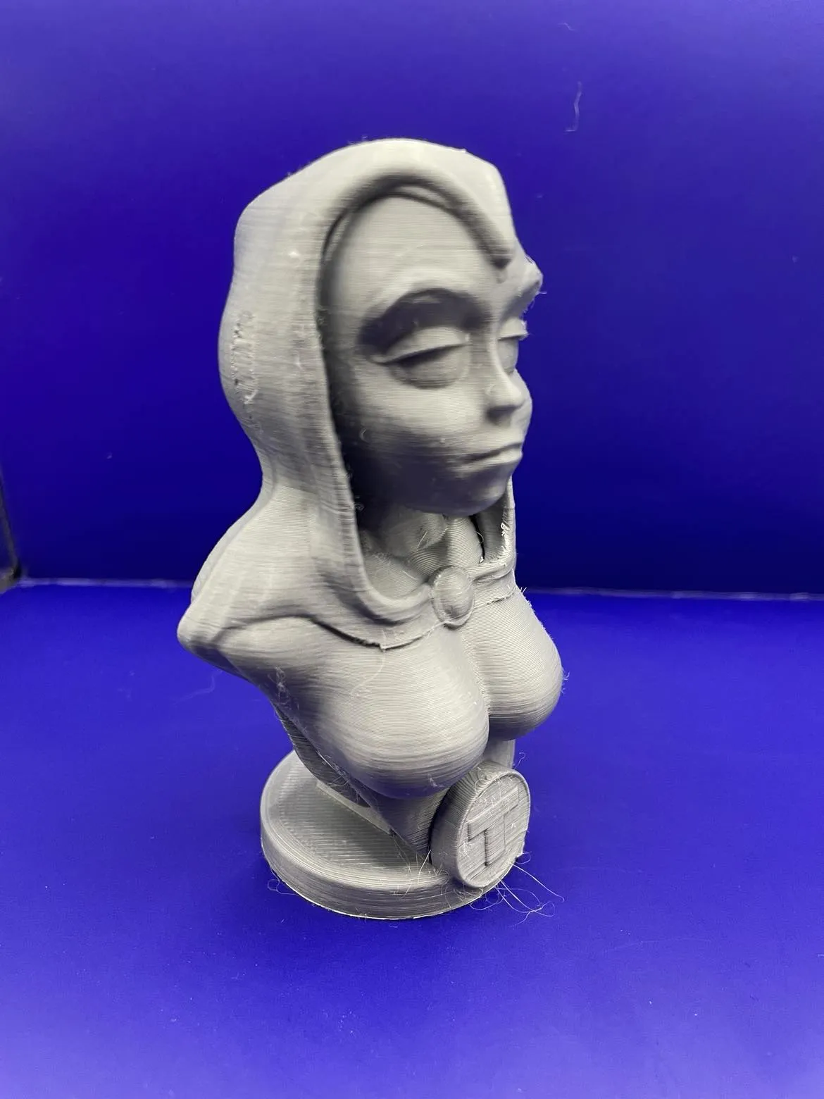 Tượng bán thân Raven trong Teen Titans