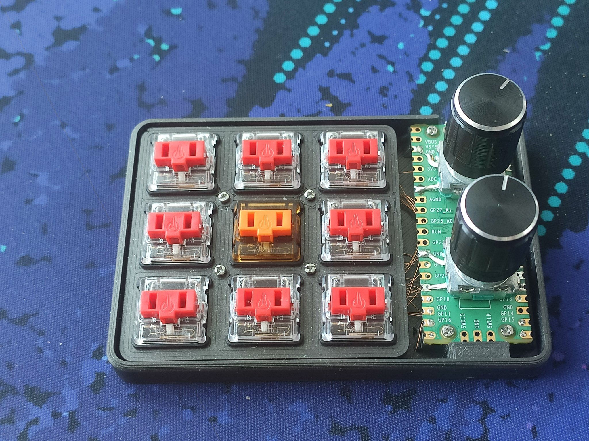 Bàn phím macro 3x3 với công tắc Kailh choc và encoder