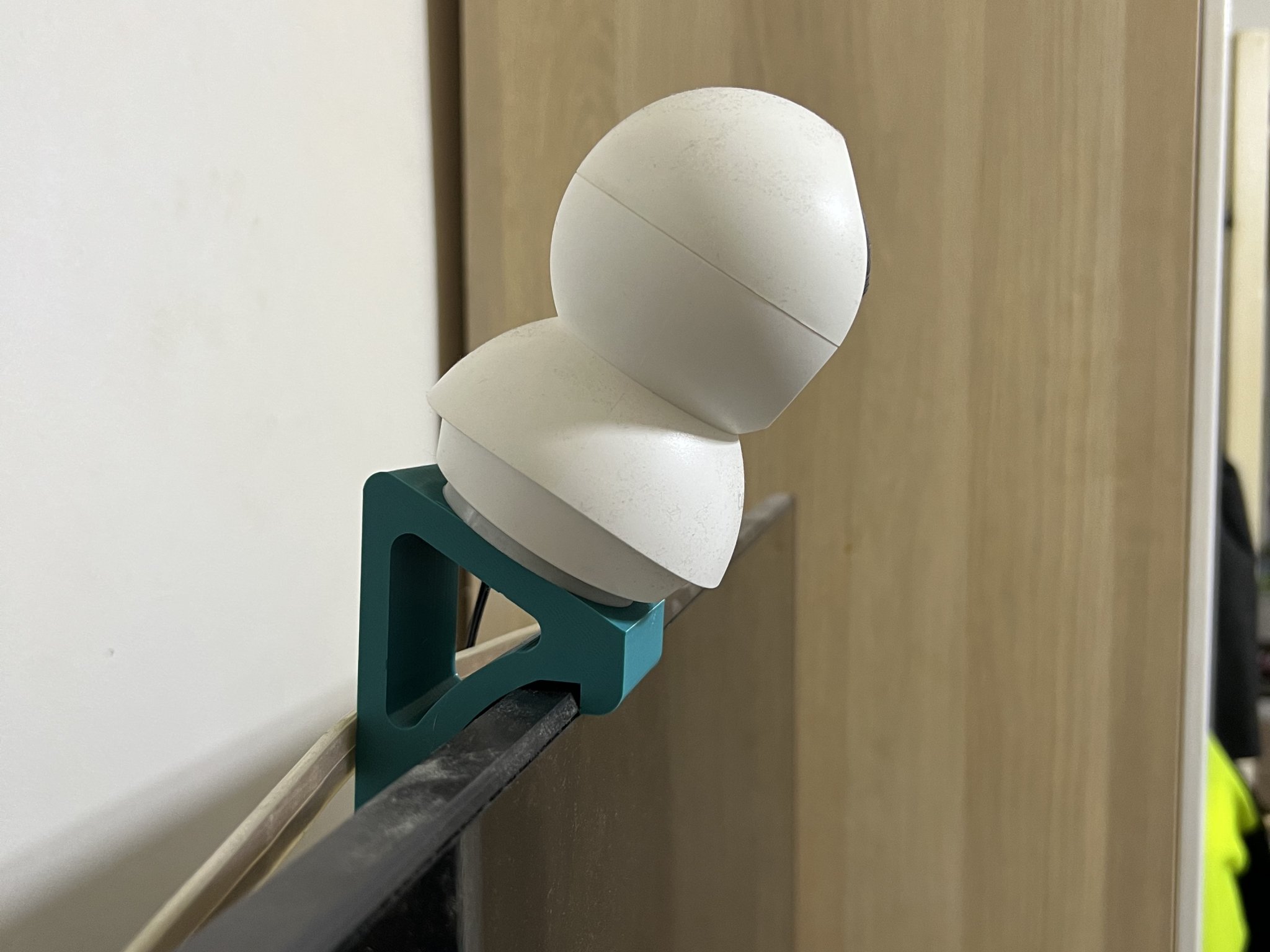 Giá đỡ camera Tapo cho TV thông minh Samsung