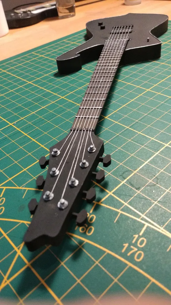 Mô hình guitar mini Ibanez Iceman 7 dây 35 cm