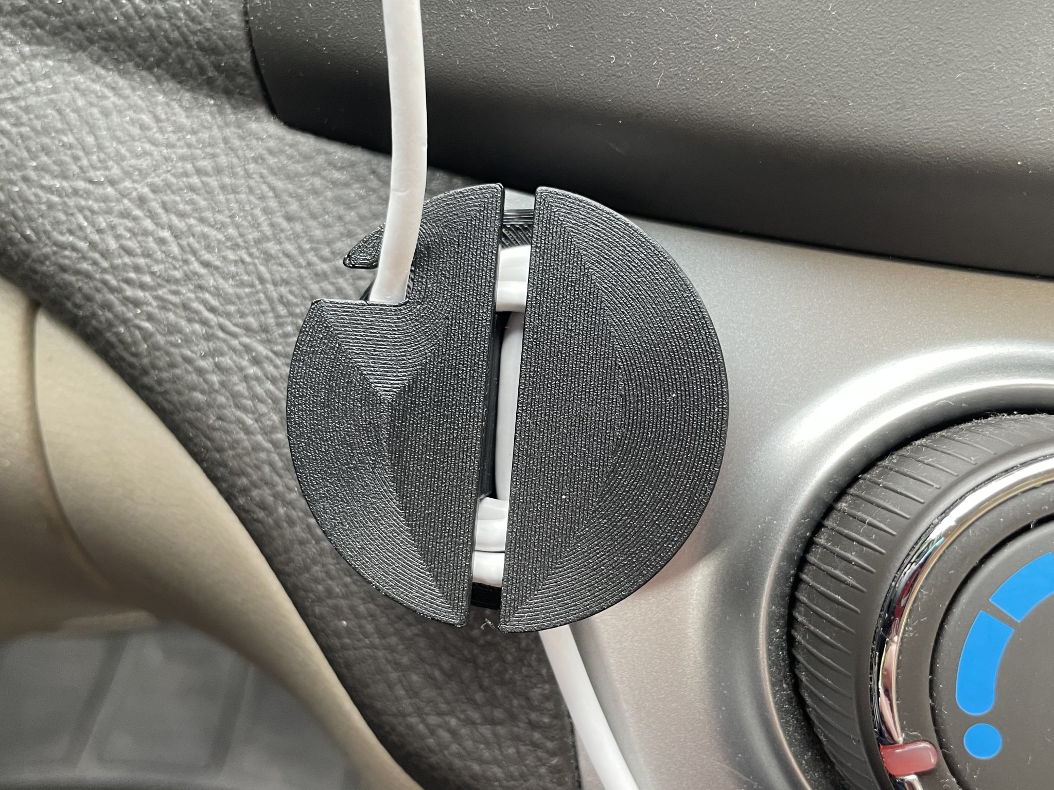 Giá đỡ dây sạc ô tô Cord Wrangler