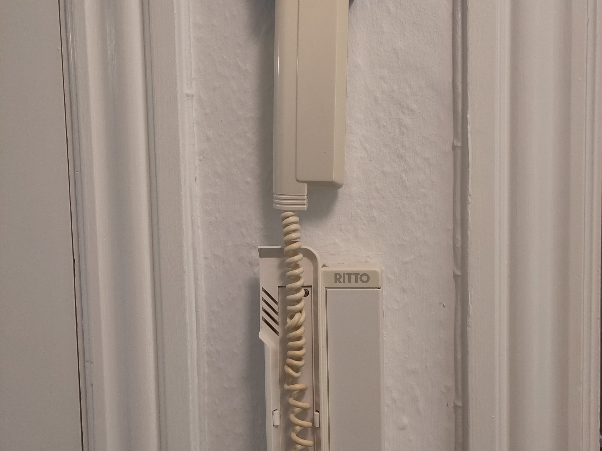 Giá đỡ điện thoại intercom gắn tường không bị làm phiền