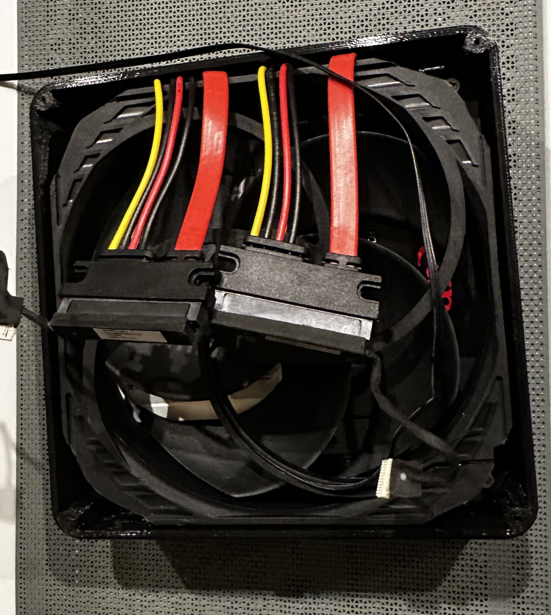 Hệ thống làm mát dưới đáy cho Minisforum HM90