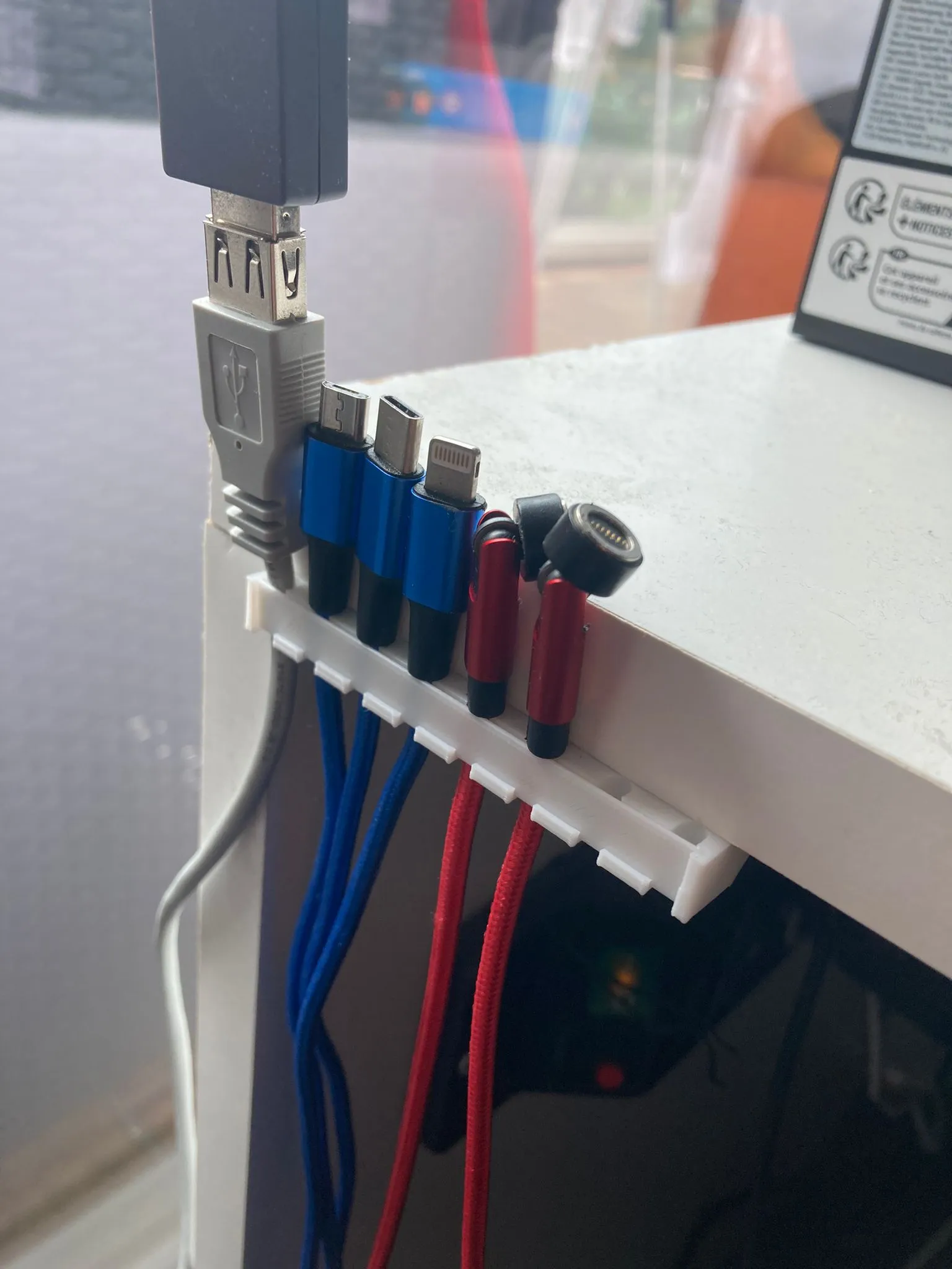 Giá đỡ cáp thông minh cho bàn làm việc