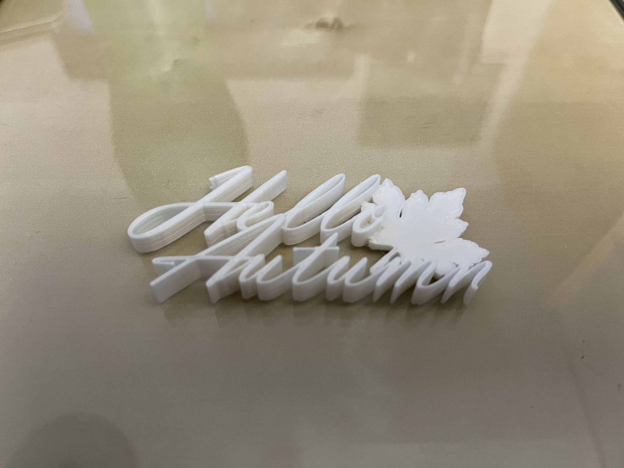 Văn bản trang trí "Xin chào Mùa thu" với lá cây