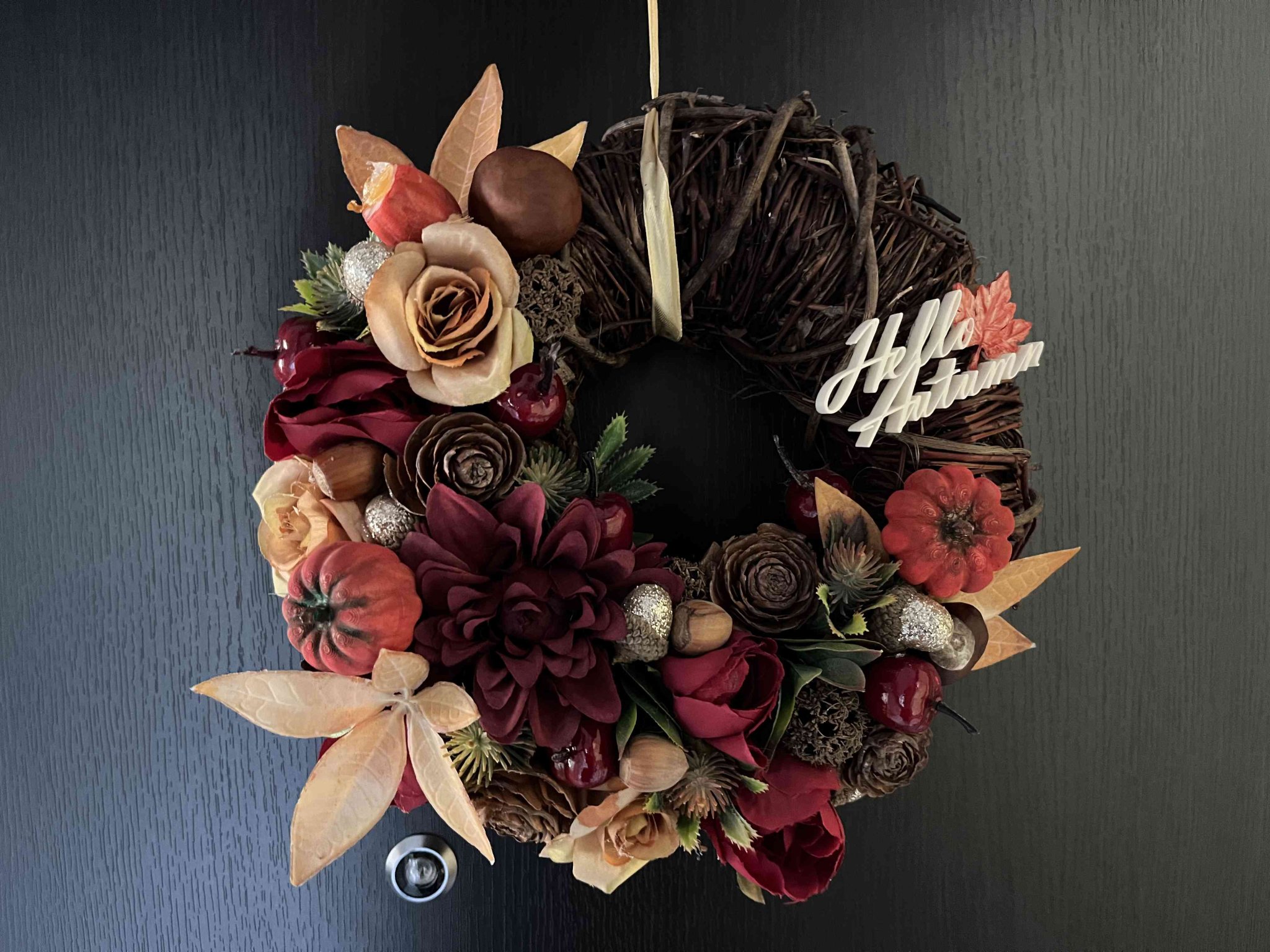 Văn bản trang trí "Xin chào Mùa thu" với lá cây