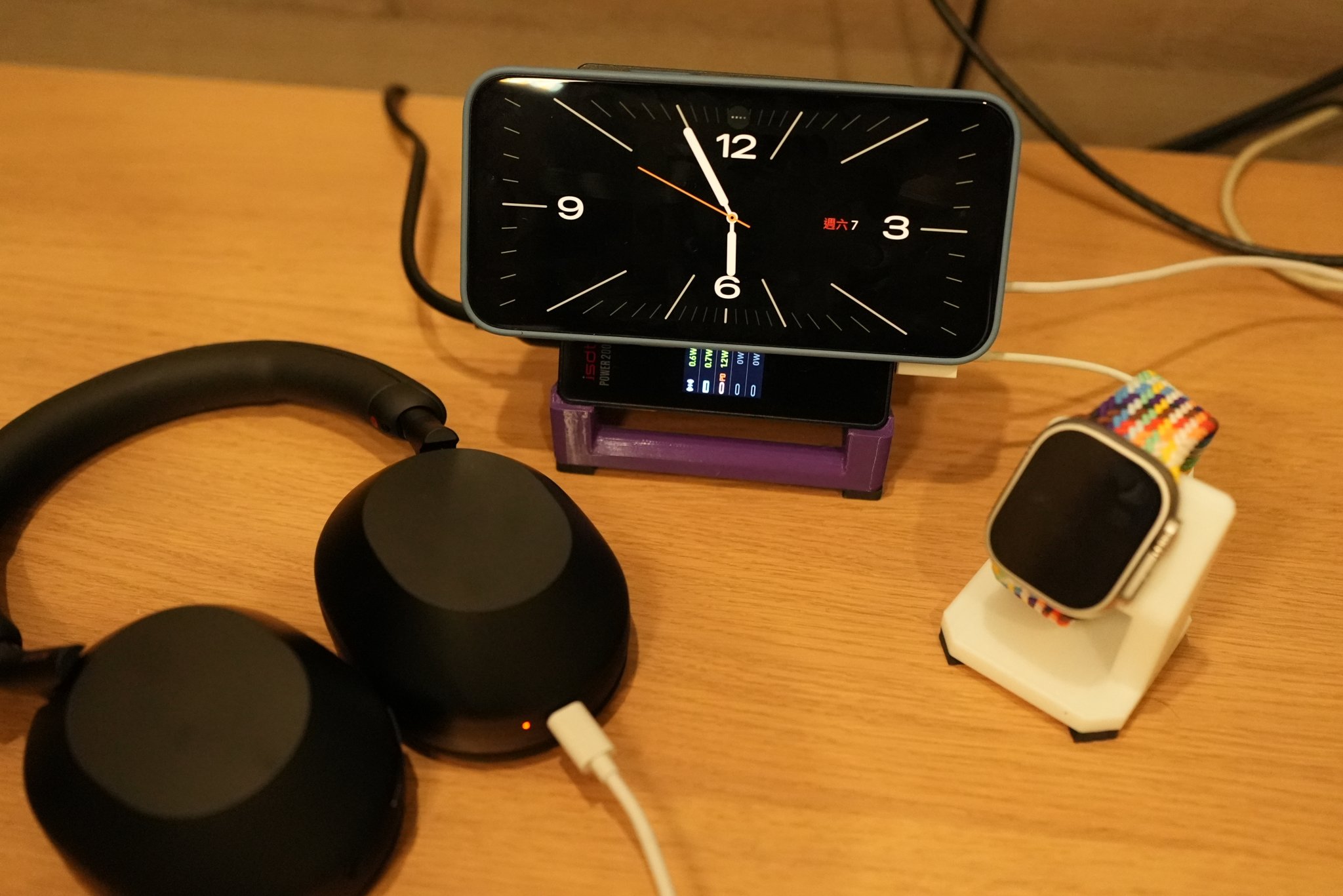 Giá đỡ sạc ISDT POWER 200 với chế độ StandBy cho iPhone