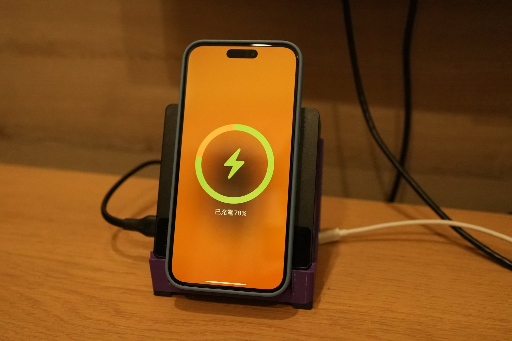 Giá đỡ sạc ISDT POWER 200 với chế độ StandBy cho iPhone