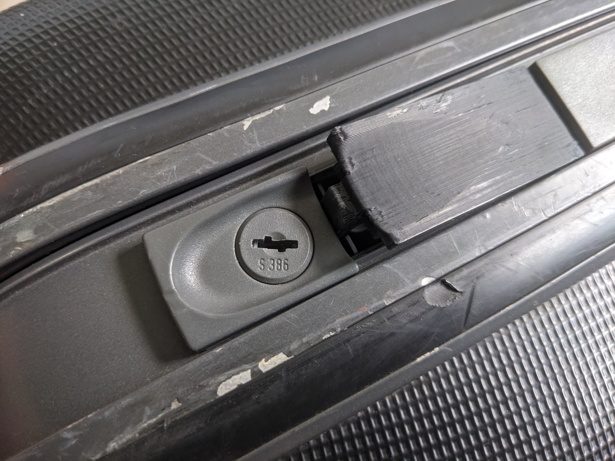 Thay thế chốt hành lý Samsonite cho vali cũ