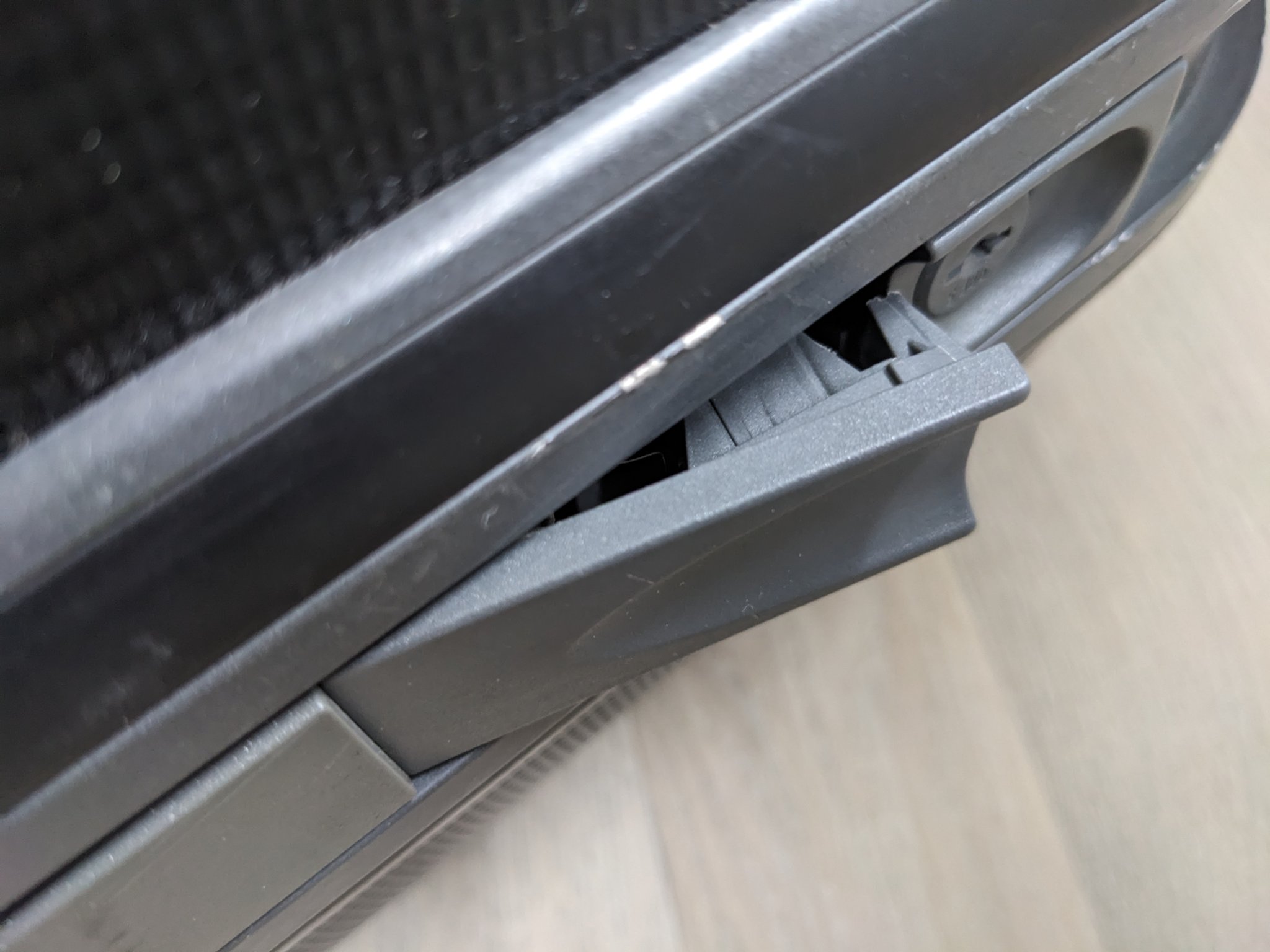 Thay thế chốt hành lý Samsonite cho vali cũ