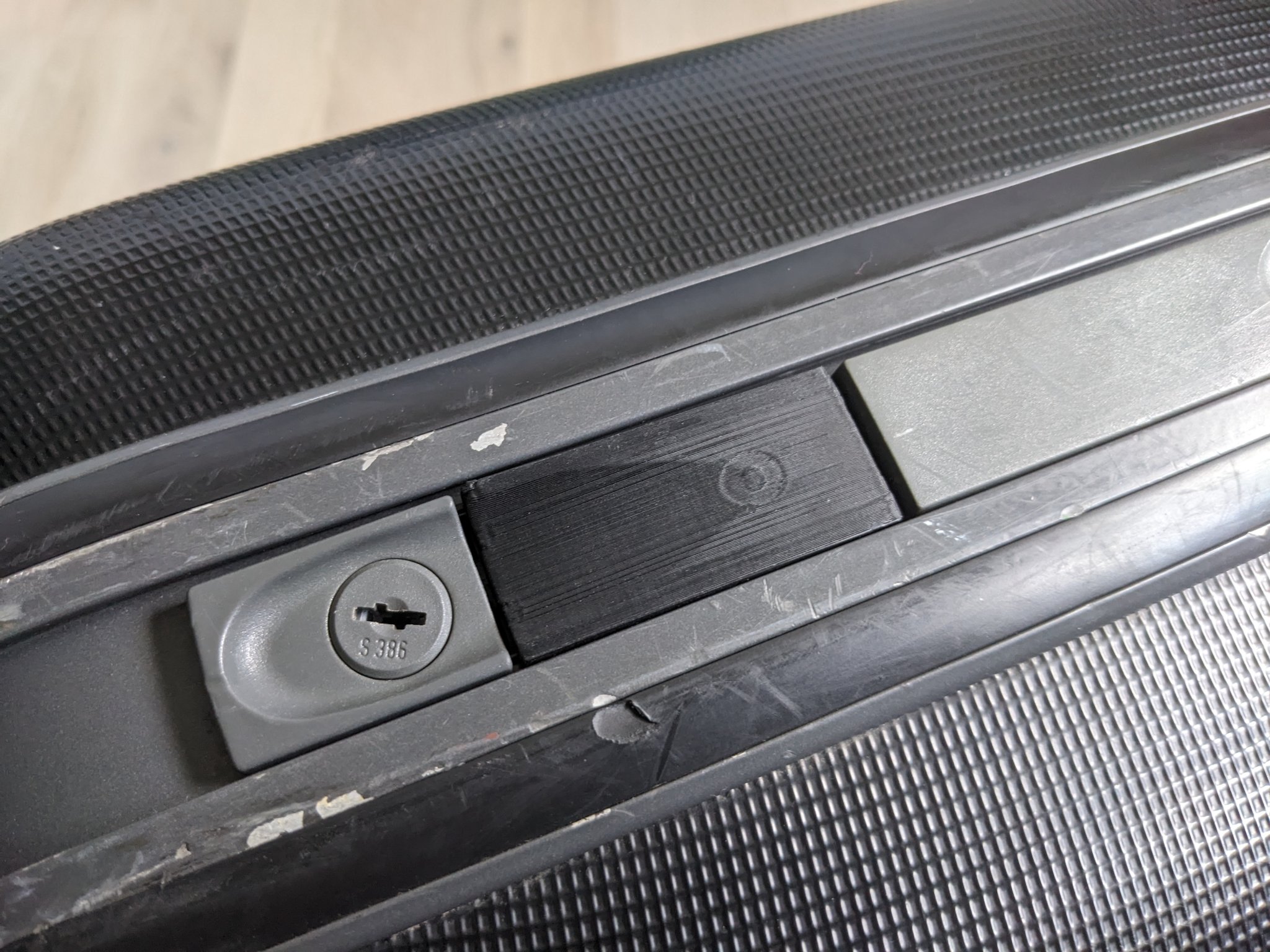 Thay thế chốt hành lý Samsonite cho vali cũ