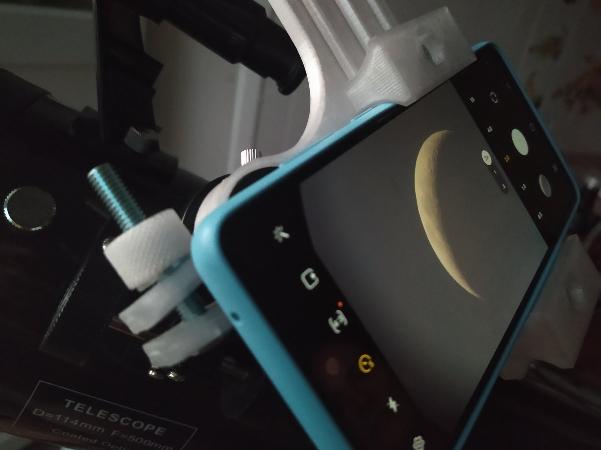 Giá đỡ smartphone cho kính thiên văn với thị kính ngắn