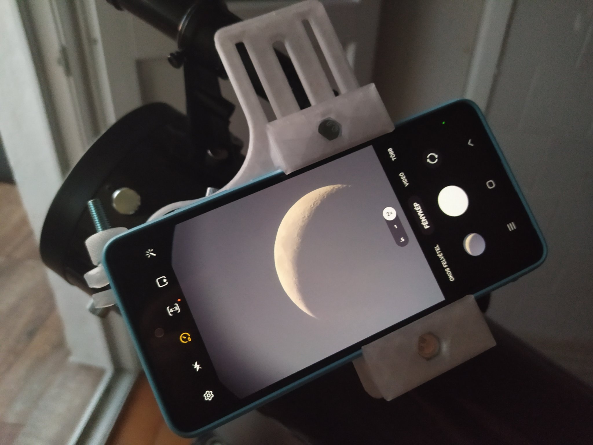 Giá đỡ smartphone cho kính thiên văn với thị kính ngắn