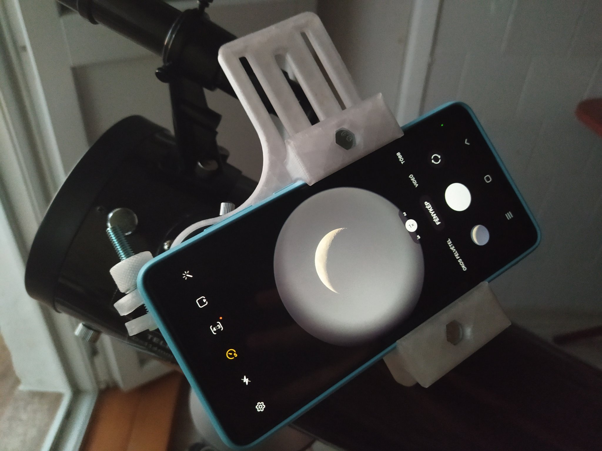 Giá đỡ smartphone cho kính thiên văn với thị kính ngắn