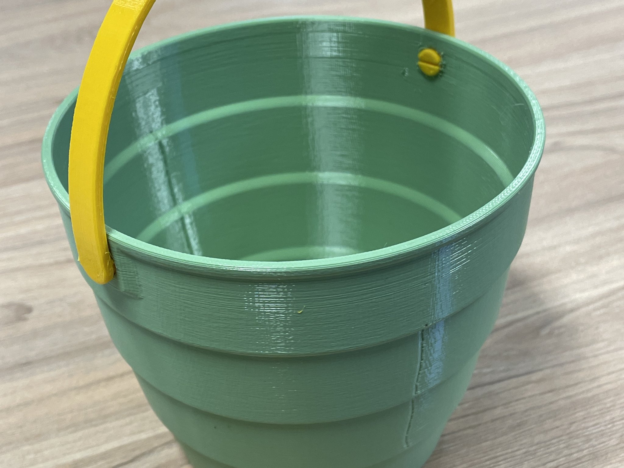 Xô và xẻng cát cho trẻ em chơi ở bãi biển