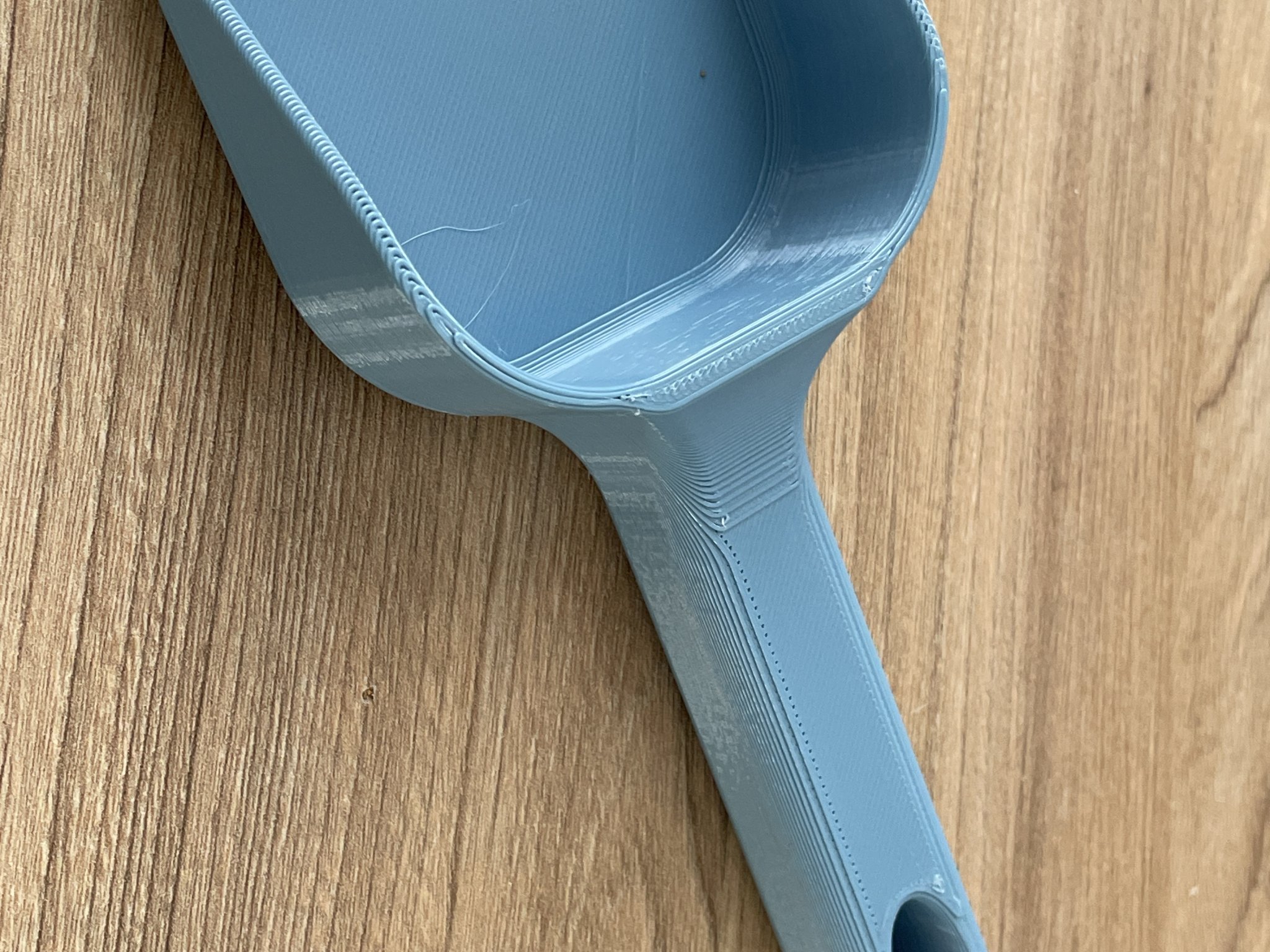 Xô và xẻng cát cho trẻ em chơi ở bãi biển