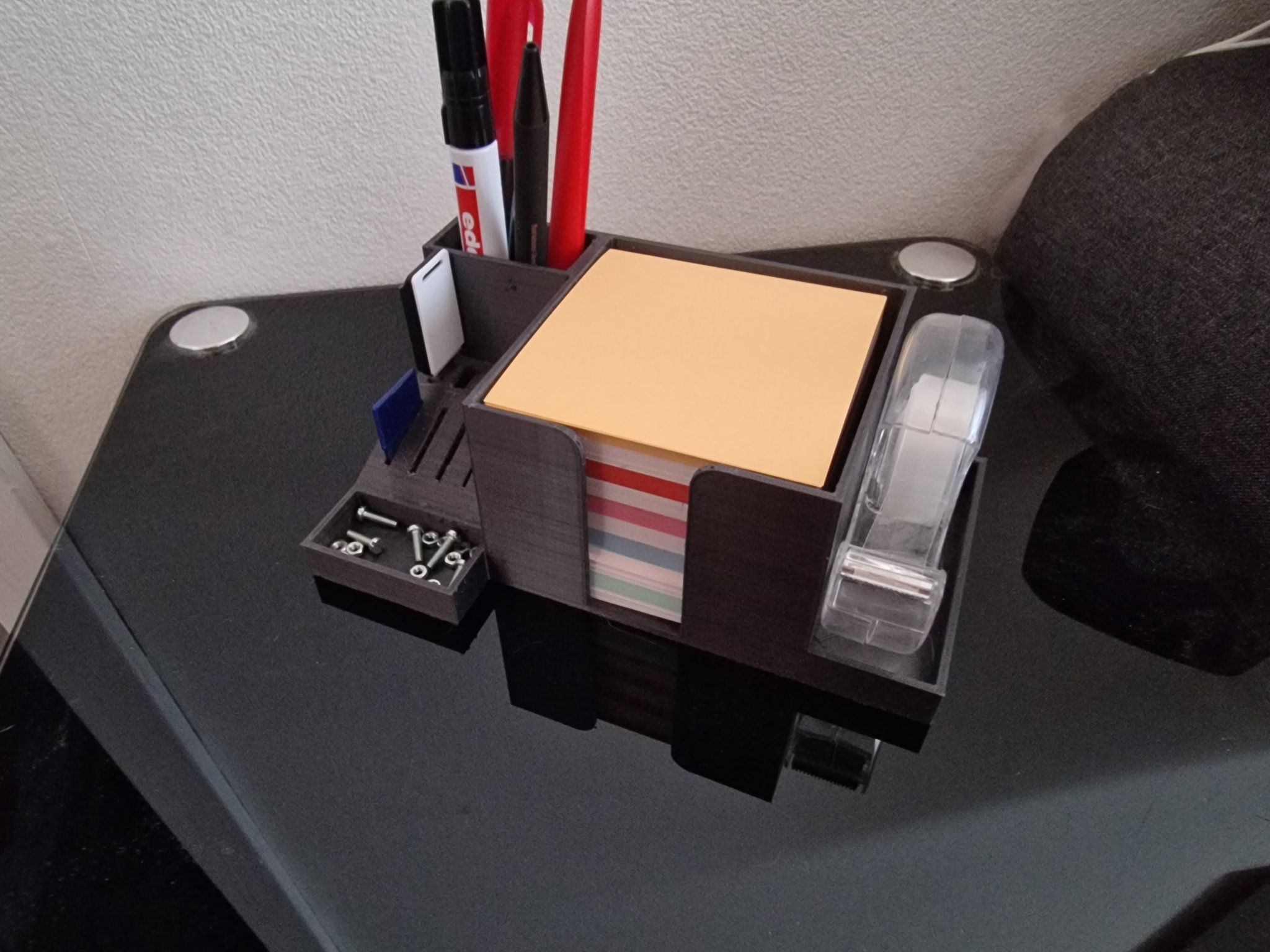 Giá đỡ bút và phụ kiện tiện lợi cho bàn làm việc