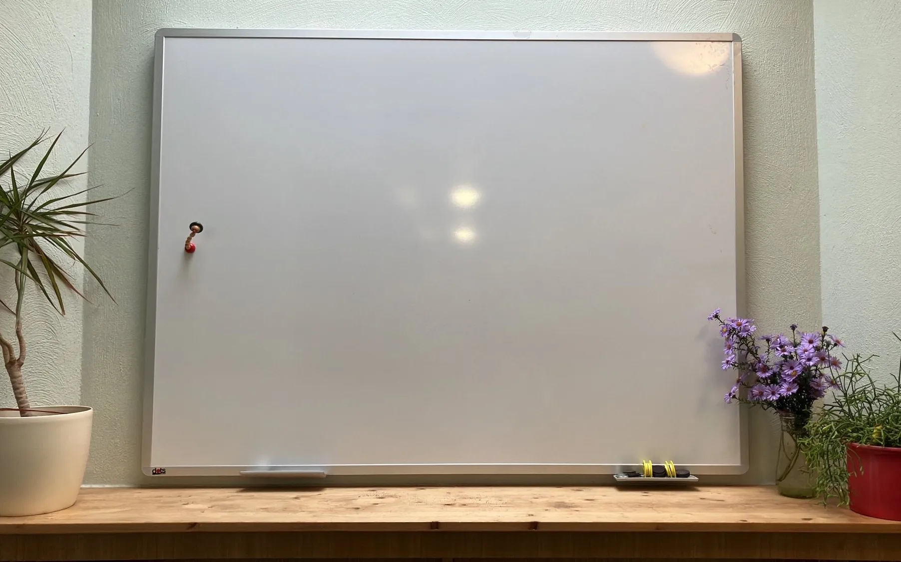 Giá đỡ tường cho bảng trắng dots office